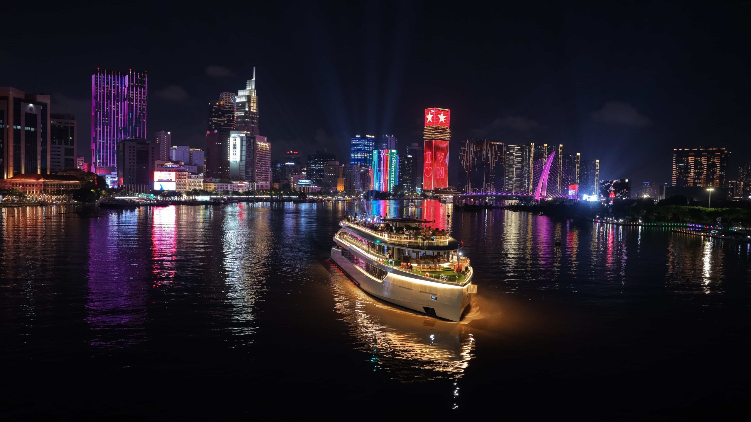 Khởi Hành Cùng Tinh Hoa Sài Gòn Tôn Vinh Ngày Phụ Nữ 20/10 2 DU THUYEN ELITE OF SAIGON scaled
